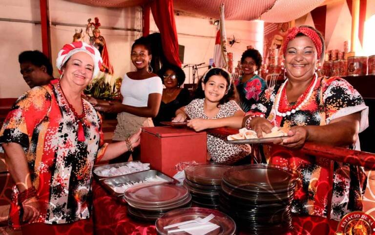 Dia do Trabalhador com samba na quadra da Estácio de Sá