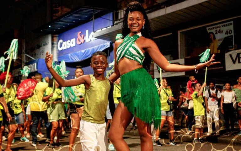 Império Serrano realiza ensaio de rua para o carnaval 2025