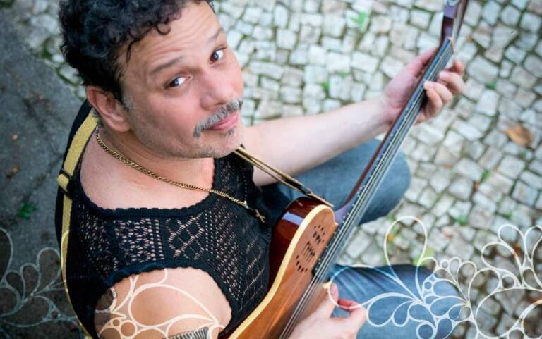 Moyseis Marques celebra 25 anos de carreira e lança novo single “Sambaluz” anunciando a chegada do novo álbum