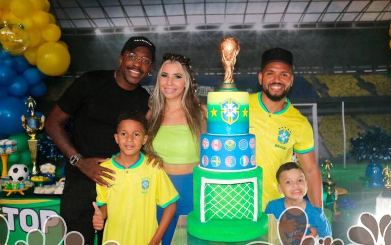 Mumuzinho marca um golaço  junto com o filho Kaik, que teve como tema do niver a copa do mundo