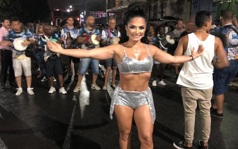 Rosana Farias arranca suspiros da comunidade em ensaio de rua da Unidos da Ponte