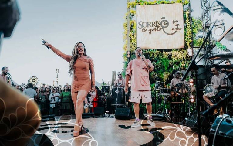 Sorriso Maroto e Gloria Groove cantam juntos sucessos do grupo no projeto “Sorriso Eu Gosto – No Pagode”