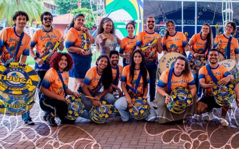 Unidos da Tijuca promove visita guiada com workshop para funcionários do Grupo Globo em seu barracão